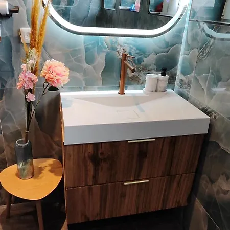 Maison Moderne Et Chaleureuse A *