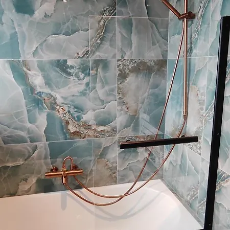 Maison Moderne Et Chaleureuse A *