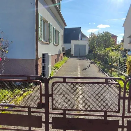 Maison Moderne Et Chaleureuse A *