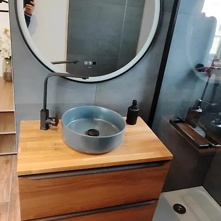 Maison Moderne Et Chaleureuse A *